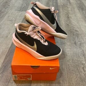 Nike Team Hustle D 10. Black/Metallic Silver size 6Y